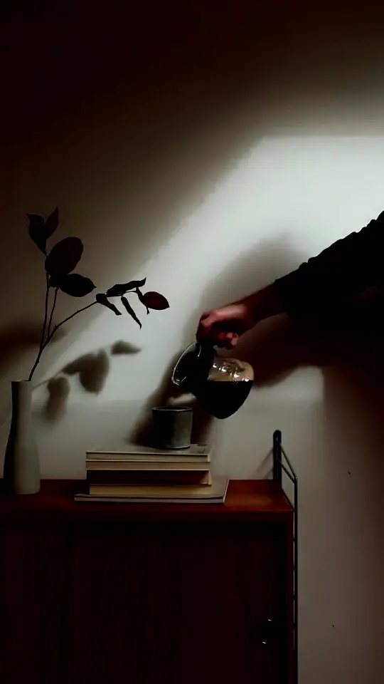Post: café servido com luz dura
